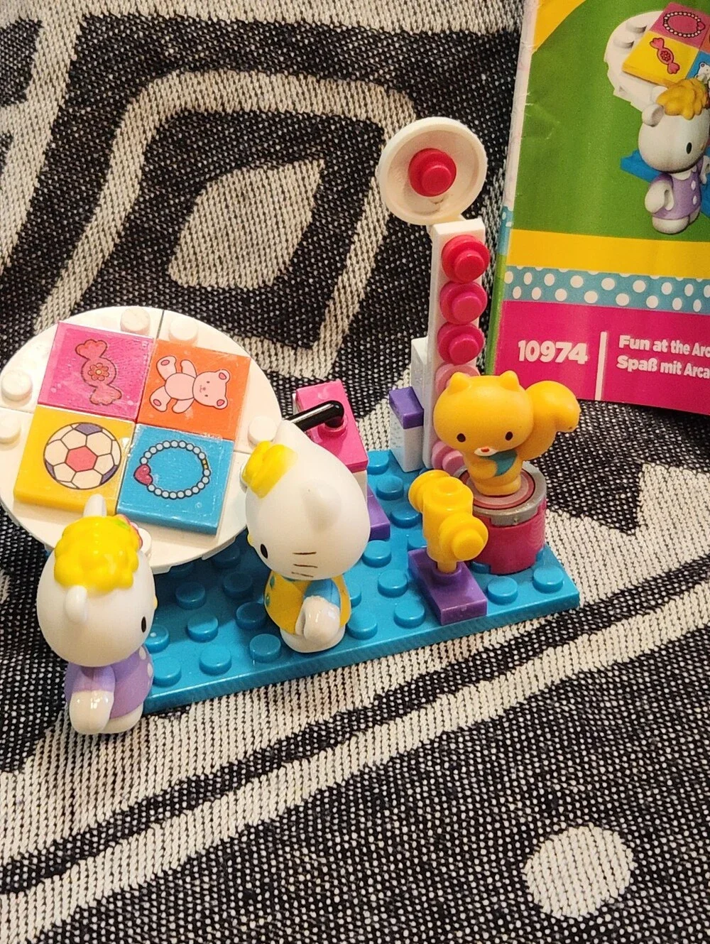 Hello Kitty Mega Bloks Fun At The Arcades 7 Minifig Playset 10974 -  Complete